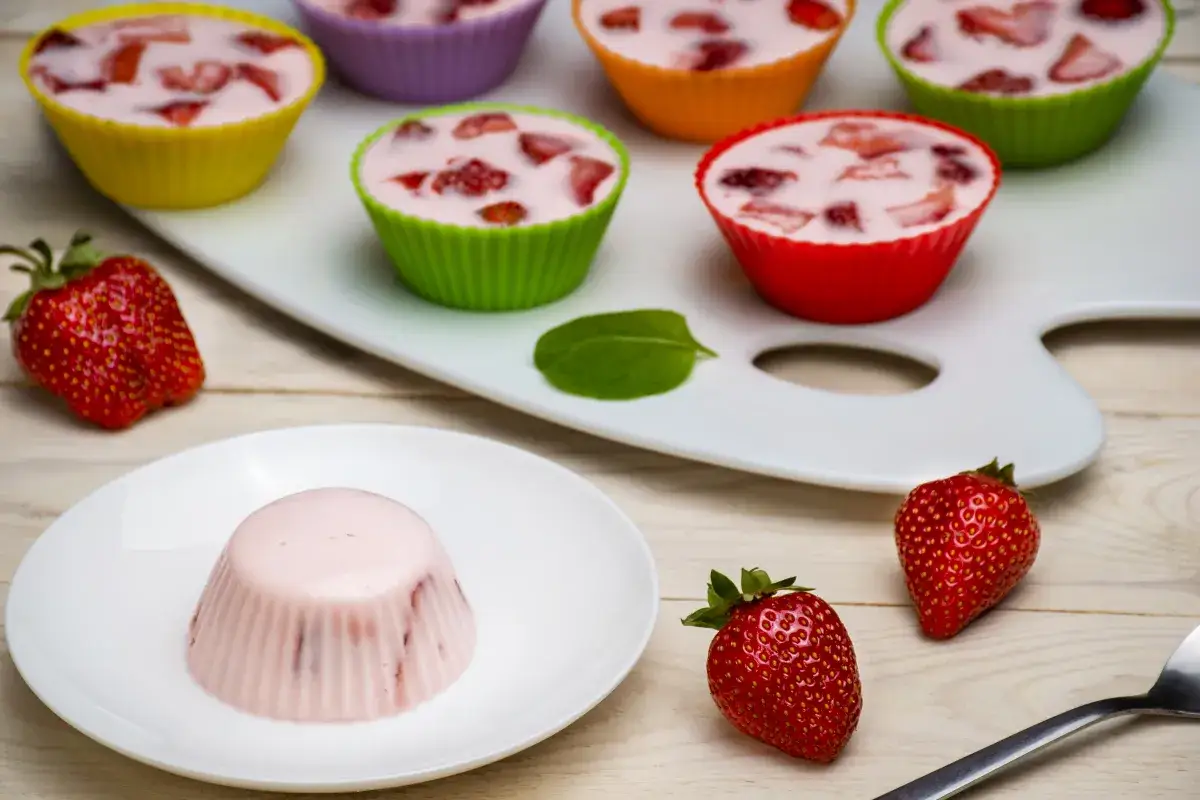 Co zrobić z jogurtu owocowego? Proste przepisy, które zaskoczą smakami