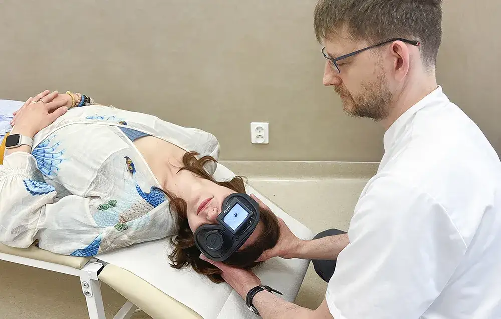 Zawroty głowy: Laryngolog czy neurolog? Kiedy do którego?