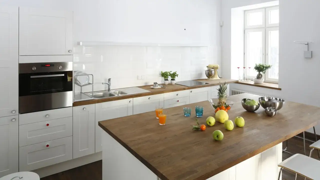 Biała kuchnia jakie blaty - idealne materiały i kolory do wyboru
