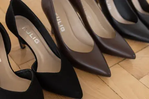 Czarne czółenka na słupku: Modne stylizacje 2026. Jak je nosić?