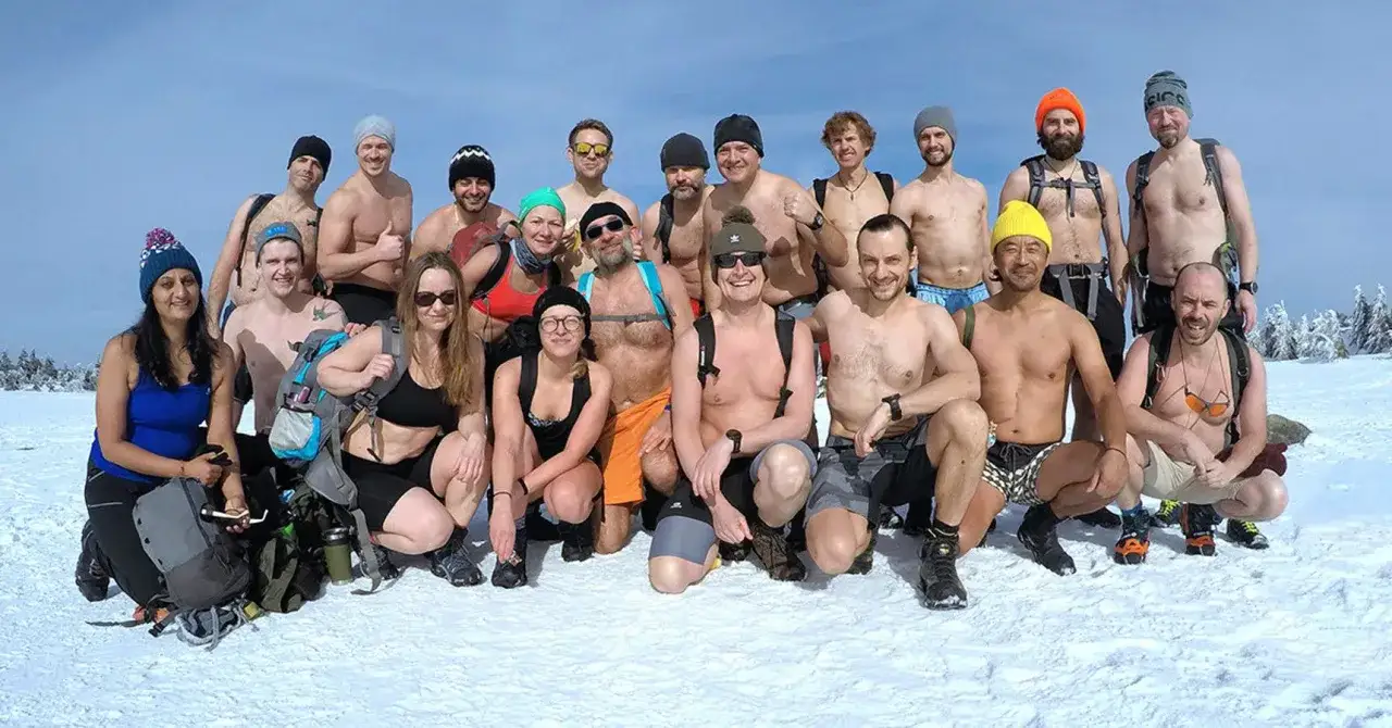 Grupa morsów z Polski, zahartowana metodą Wim Hof, pozuje do zdjęcia na śniegu.