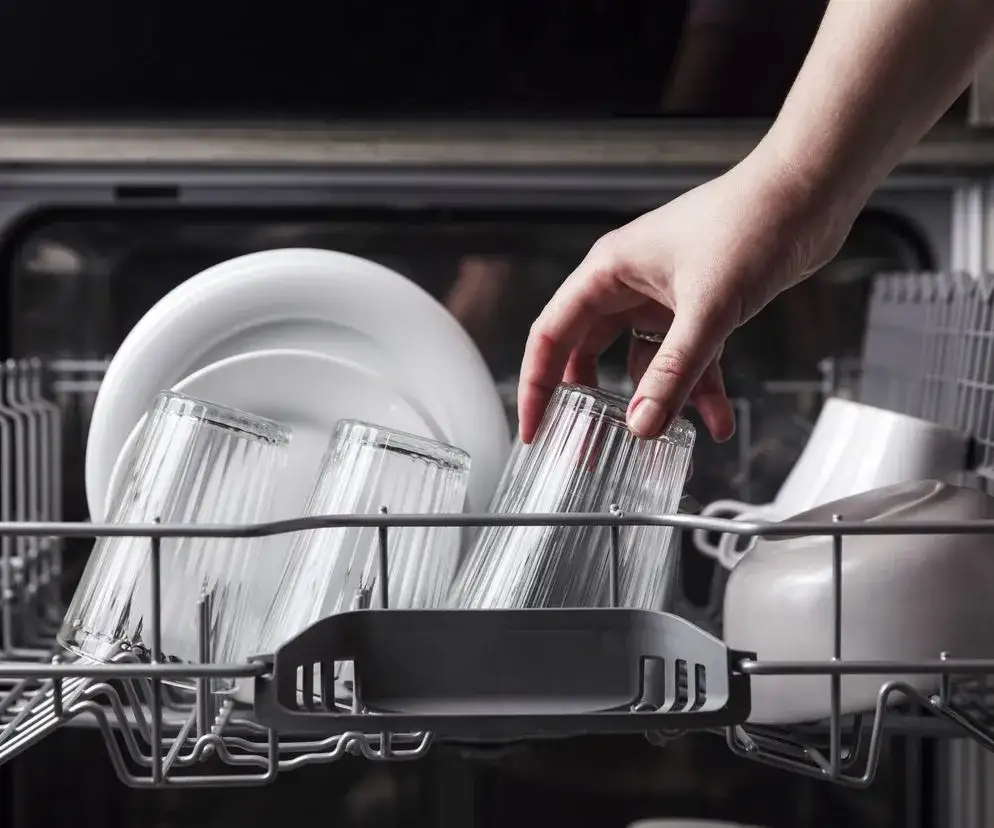 Jak używać Finish Protector, aby skutecznie chronić naczynia w zmywarce