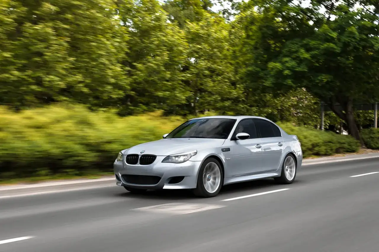 BMW M5 z silnikiem V10 – moc, osiągi i historia, której nie znasz