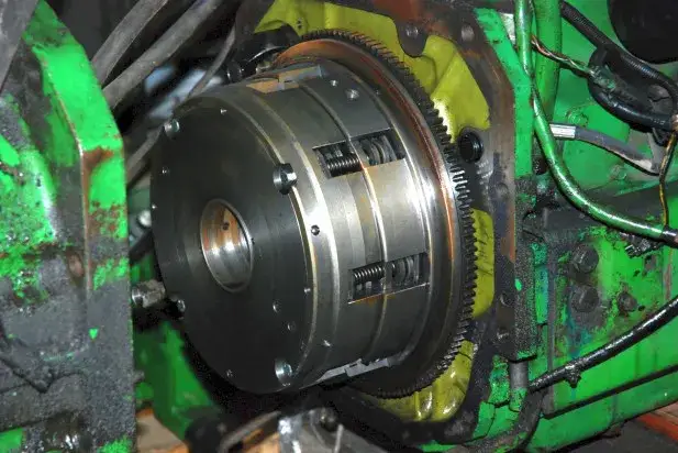 Ile kosztuje wymiana sprzęgła w ciągniku rolniczym? Sprawdź ceny!