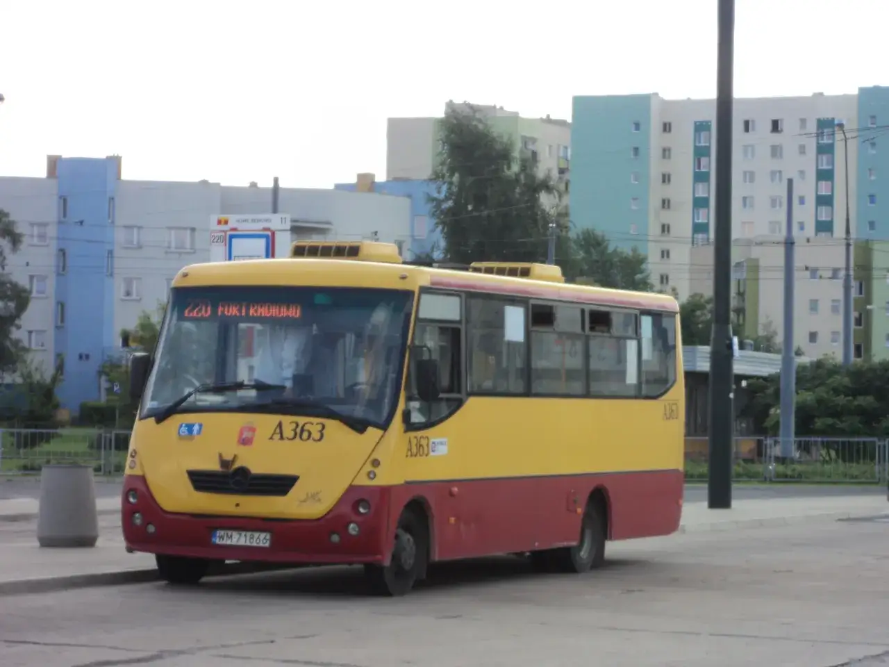 Autobus 220: Skąd odjeżdża? Pełna trasa i rozkład jazdy