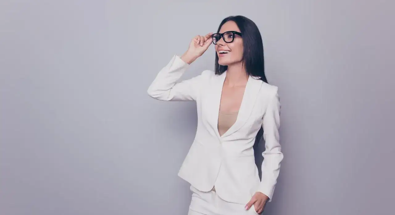 Jaką bluzkę do białego garnituru wybrać, by wyglądać elegancko?