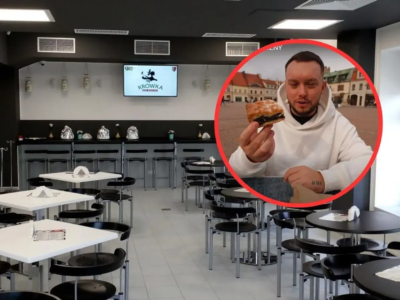 Wnętrze baru "Krowka". Mężczyzna w białej bluzie trzyma kawałek ciasta makowego. Sprawdzam polny bar mleczny opinie.