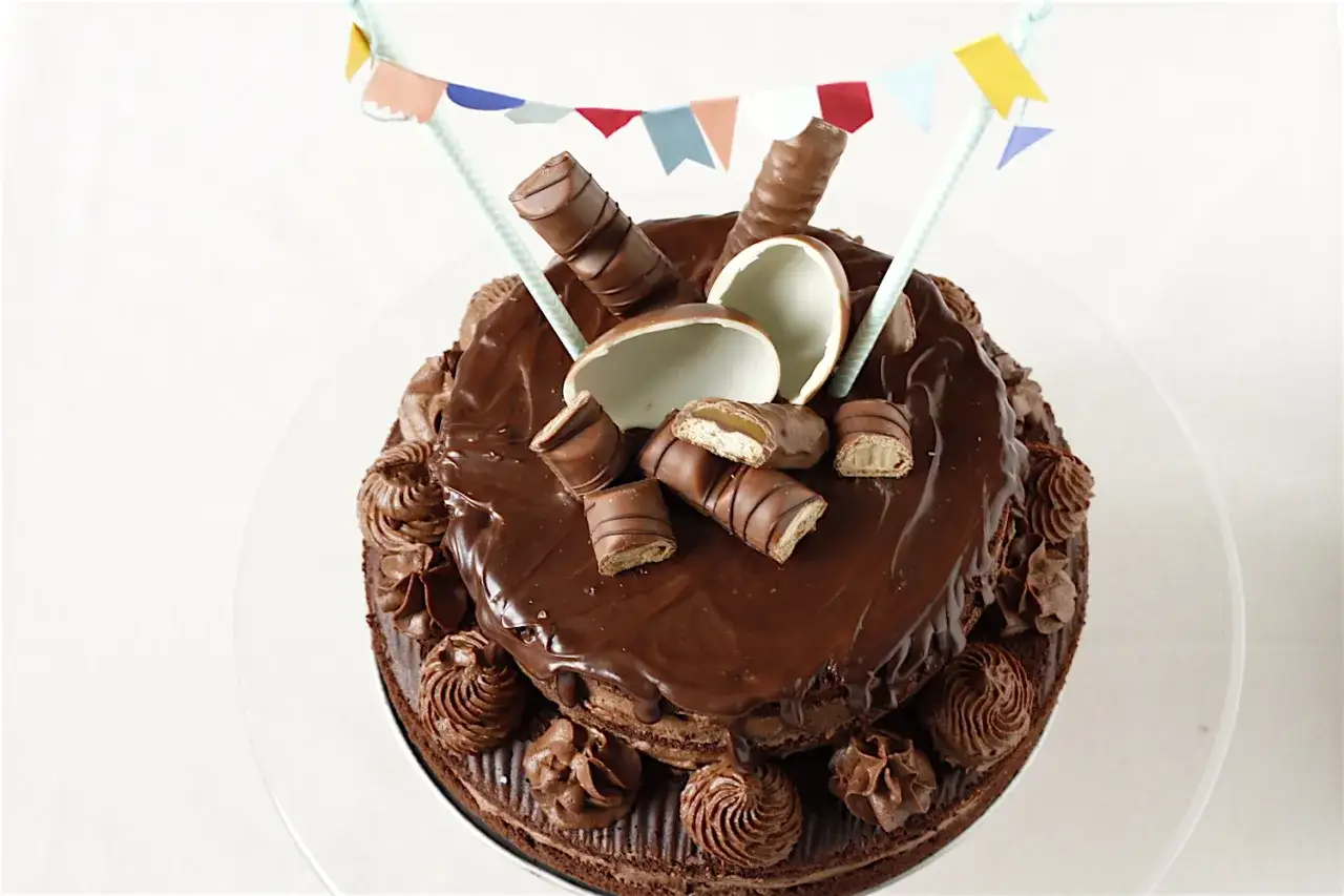 Idealne czekoladowe ozdoby na tort? Odkryj proste triki!