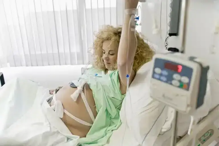 Kiedy wywołują poród? Wskazania, metody i ryzyko indukcji porodu