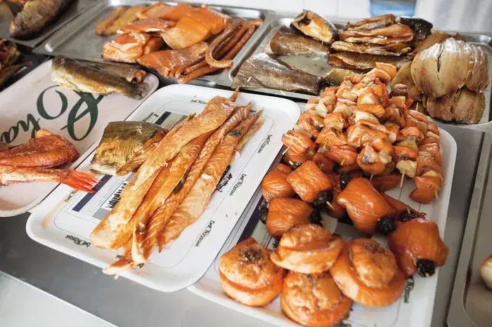 Jakie ryby wędzone nad Bałtykiem warto spróbować i gdzie je kupić