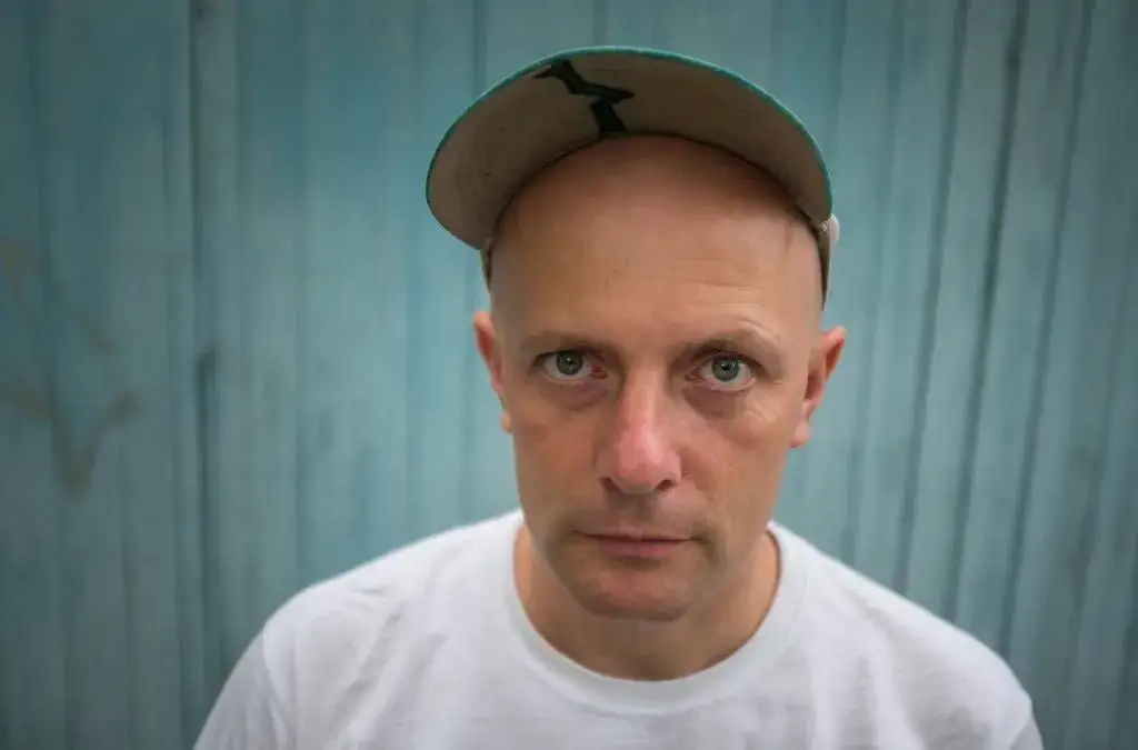 Kto pisze teksty piosenek? Poznaj tajemnice autorów i artystów