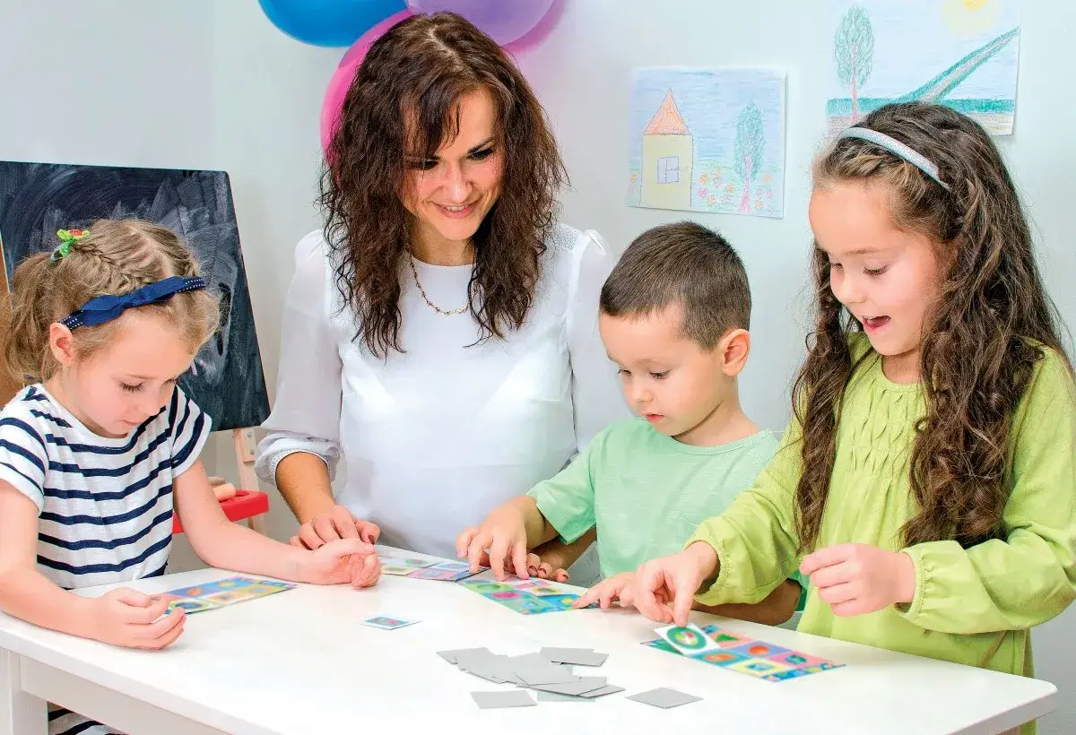 Ile opiekunek na dzieci w przedszkolu? Kluczowe przepisy i normy