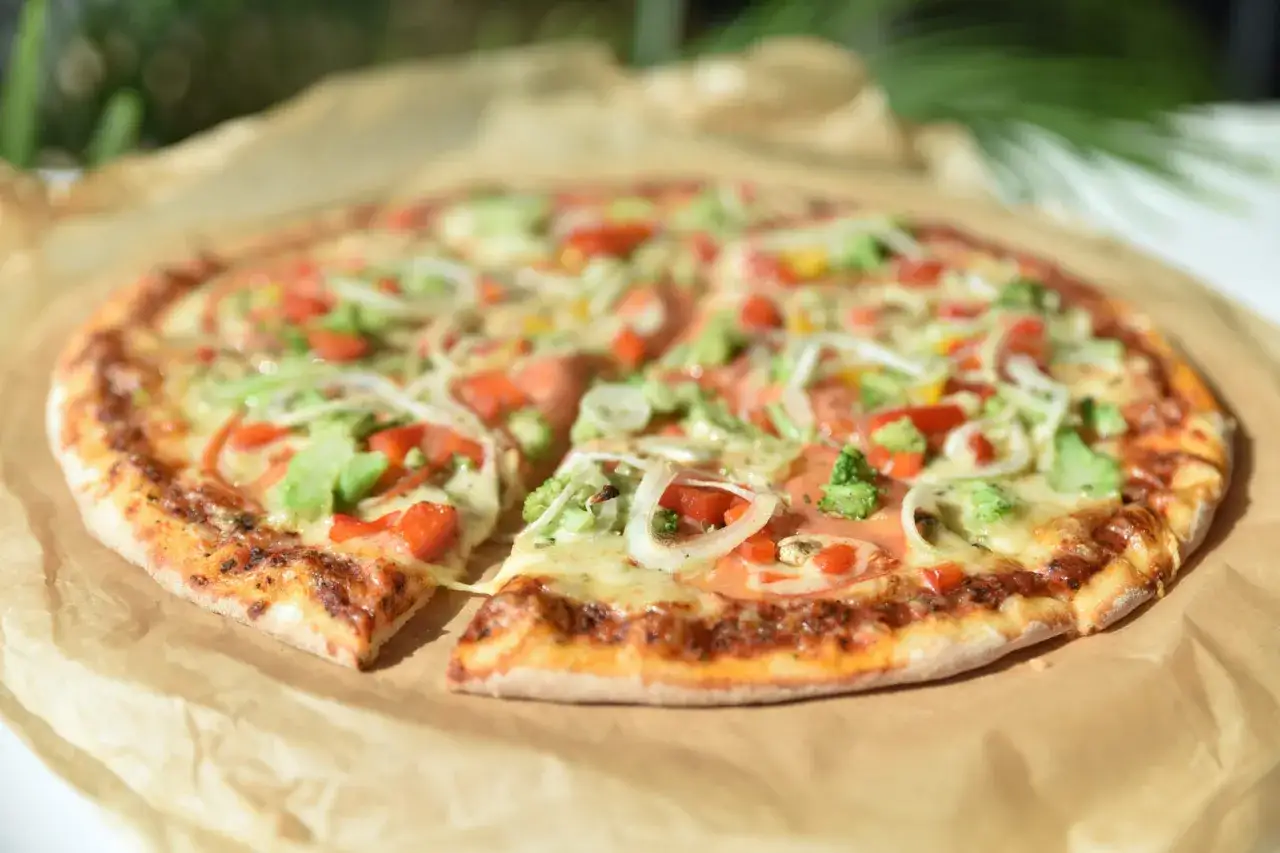 Z czym pizza wegetariańska? Odkryj pyszne dodatki i składniki