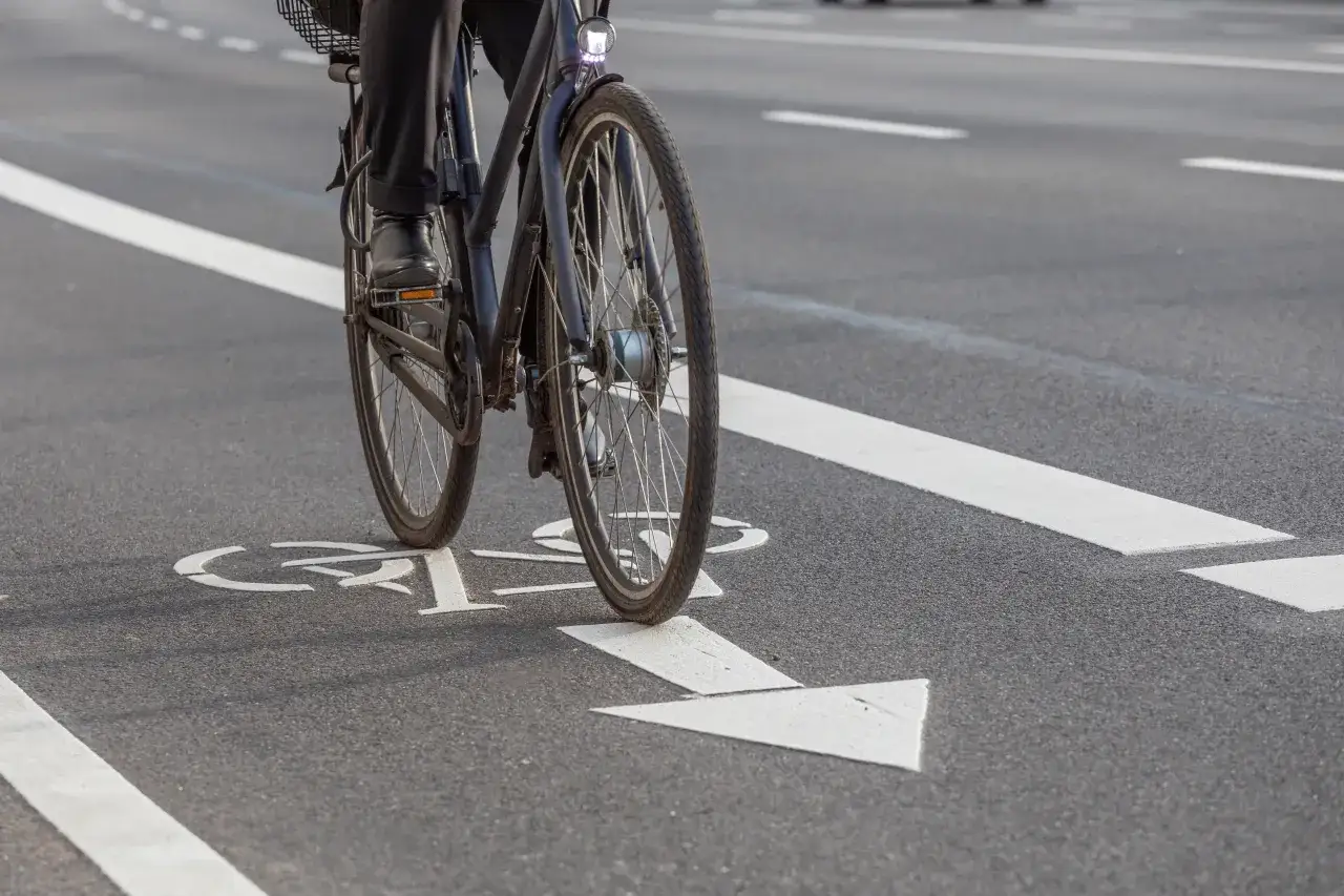 Rowerem po chodniku? Kiedy możesz, a kiedy dostaniesz mandat 1500 zł?