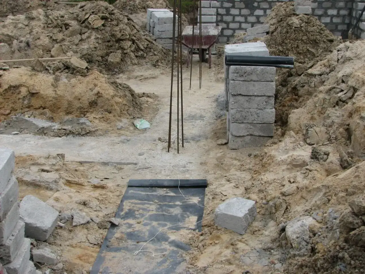 Czym obsypać fundamenty? Wybór materiału i 7 błędów, których uniknąć!