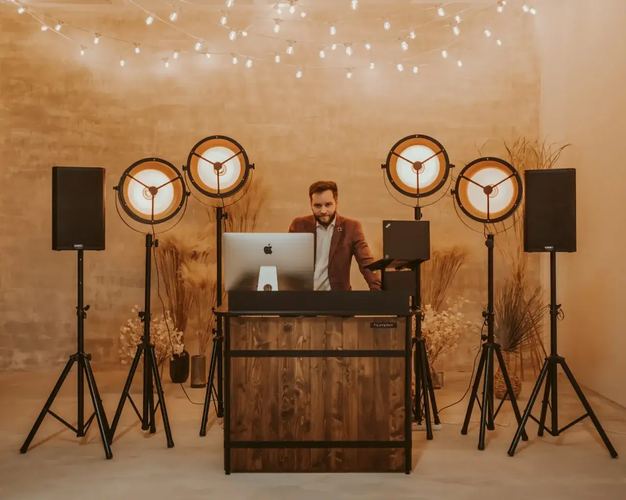 Ile kosztuje DJ na wesele? Poznaj ceny i uniknij błędów!