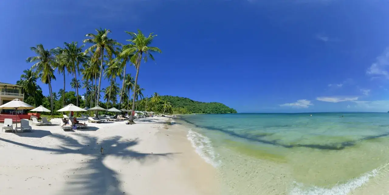 Rajska plaża na wyspie Phu Quoc z palmami, leżakami i turkusową wodą. Idealne miejsce na relaks.