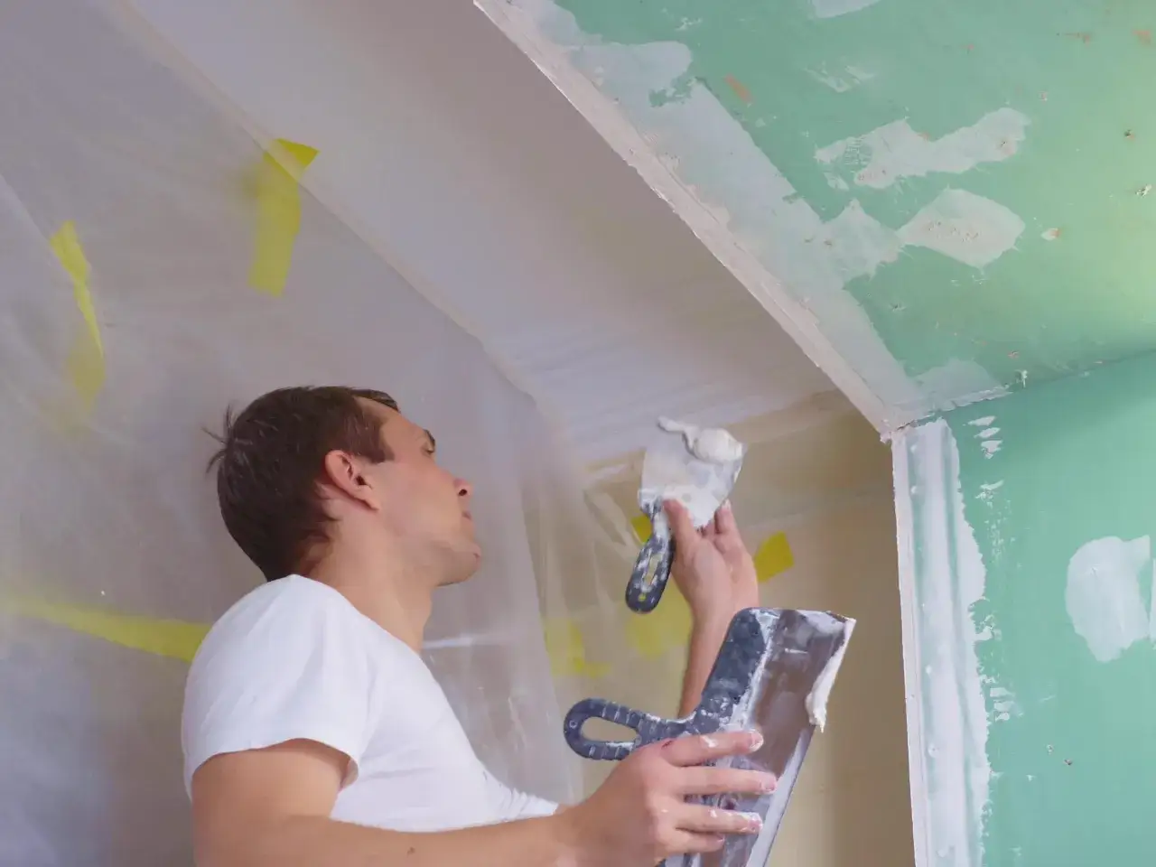 Jak wykończyć styk sufitu i ściany? Poradnik krok po kroku