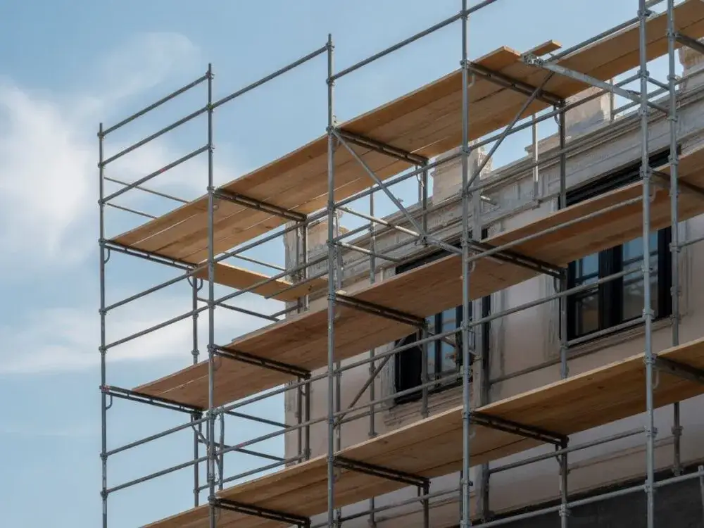 Rusztowania rurowo-złączkowe: Montaż, zastosowanie i bezpieczeństwo