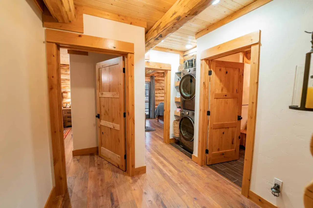 Drzwi 80: Jaki otwór pod ościeżnicę regulowaną? Uniknij błędów!