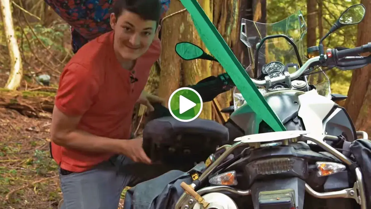 Mężczyzna przygotowuje motocykl do moto campingu w lesie, pakując bagaż.
