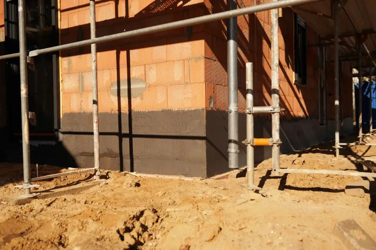 Czym obłożyć fundament? Wybierz trwały cokół na lata!