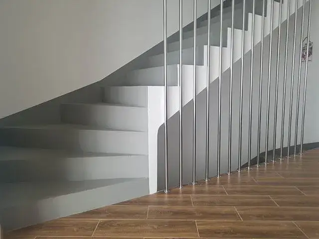 Jaki beton na schody wewnętrzne? Kluczowe właściwości i klasy betonu.