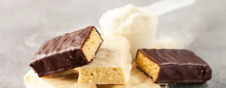 Baton proteinowy przed czy po treningu - co wybrać dla lepszej regeneracji?