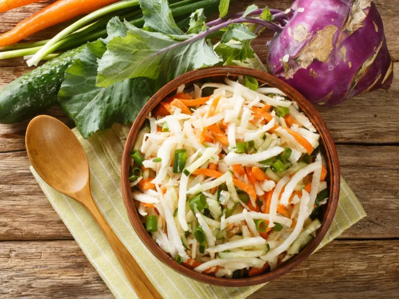 Chrupiąca surówka: Jak zrobić idealny sos i uniknąć wpadek?