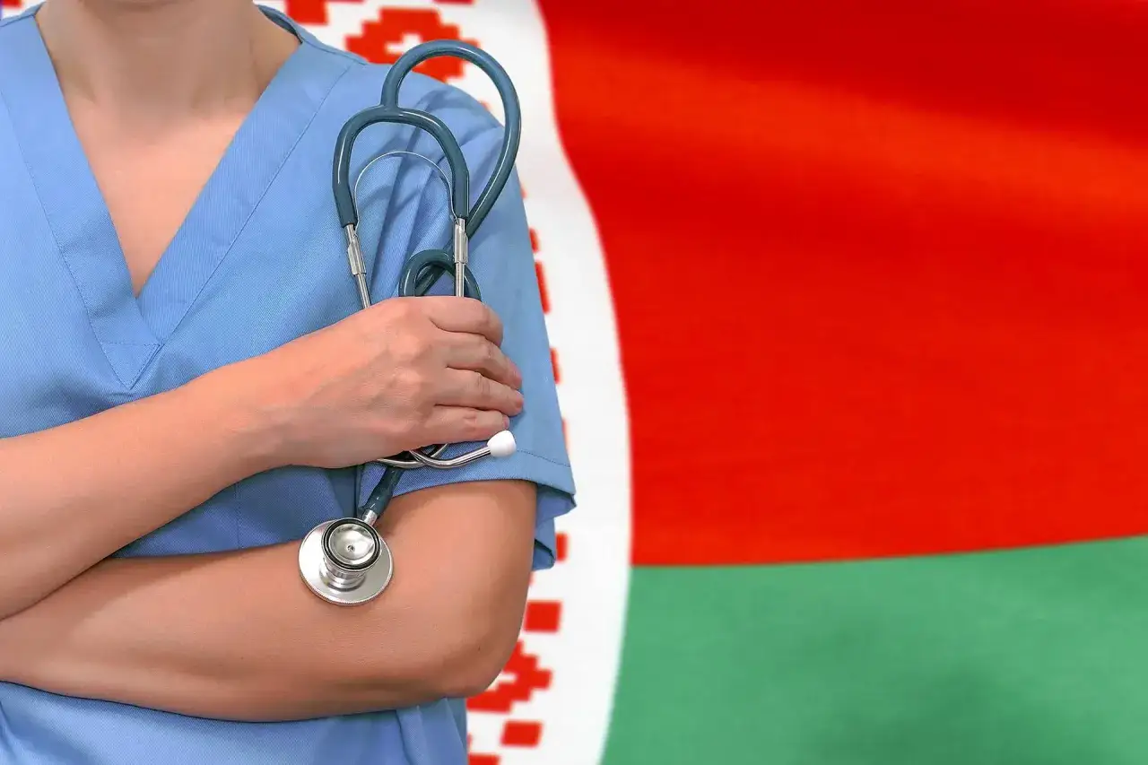 Czy opiekun medyczny może szczepić? Fakty, które musisz znać