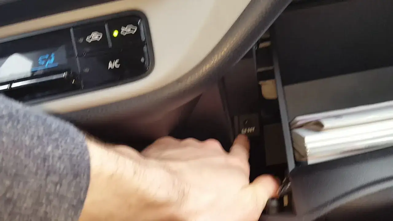 Reset TPMS Toyota Corolla: Sam zgaś kontrolkę ciśnienia opon!