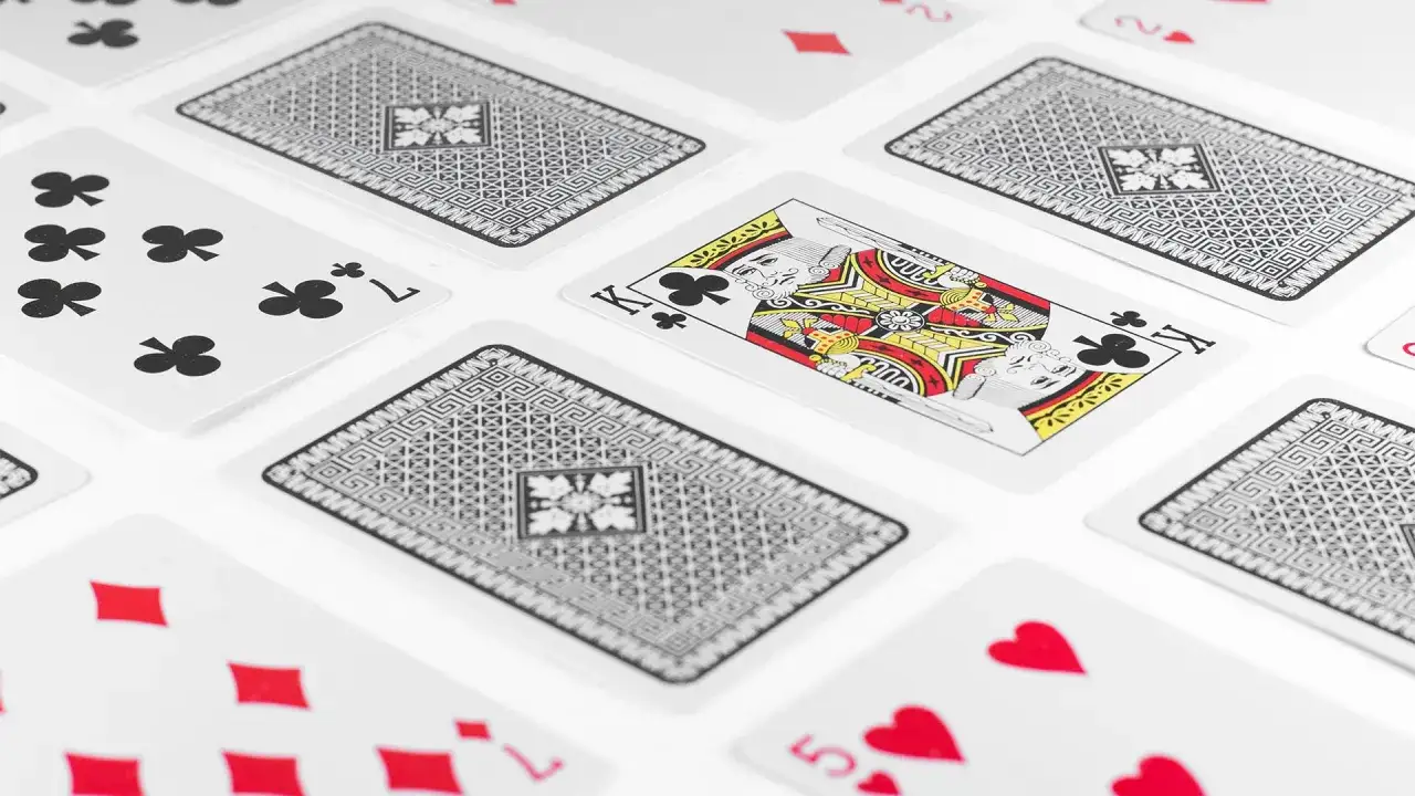 Makao po ile kart? Odkryj zasady i różnice w grze