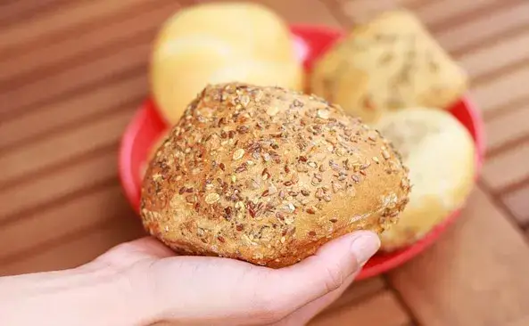 Ile kalorii ma bułka? Sprawdź, co naprawdę jadasz na diecie