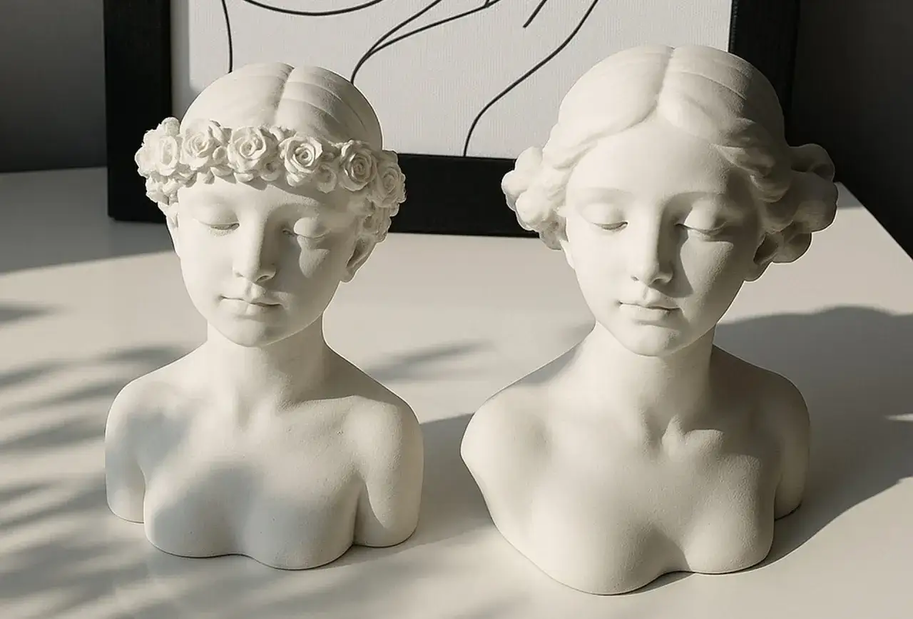 Dwie białe popiersia dziewcząt, jedno z wiankiem róż. Idealny gips polimerowy do odlewów, by stworzyć takie dzieła sztuki.