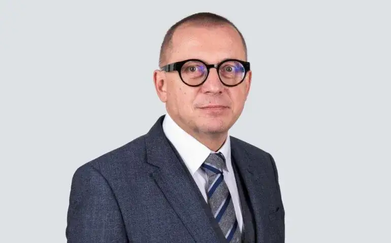 Jacek Olszewski: kim jest z zawodu? Poznaj jego karierę prawniczą