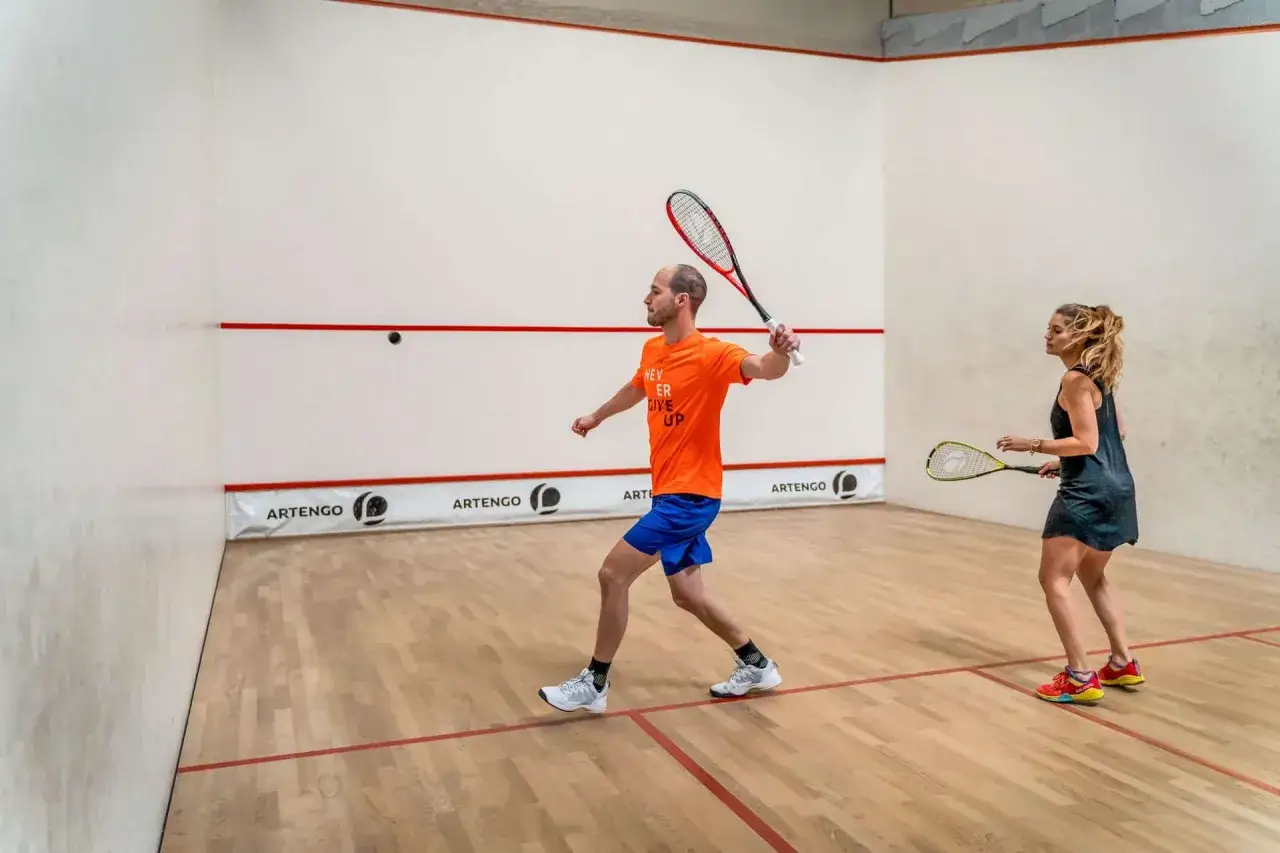Squash w Trzebnicy: Najlepsze korty i zajęcia, które musisz poznać