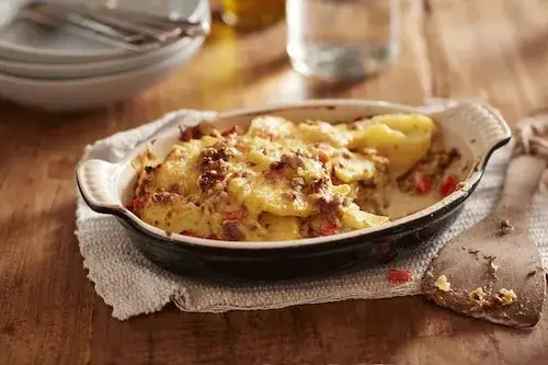 Sycąca zapiekanka chłopska z mięsem mielonym i ziemniakami na obiad