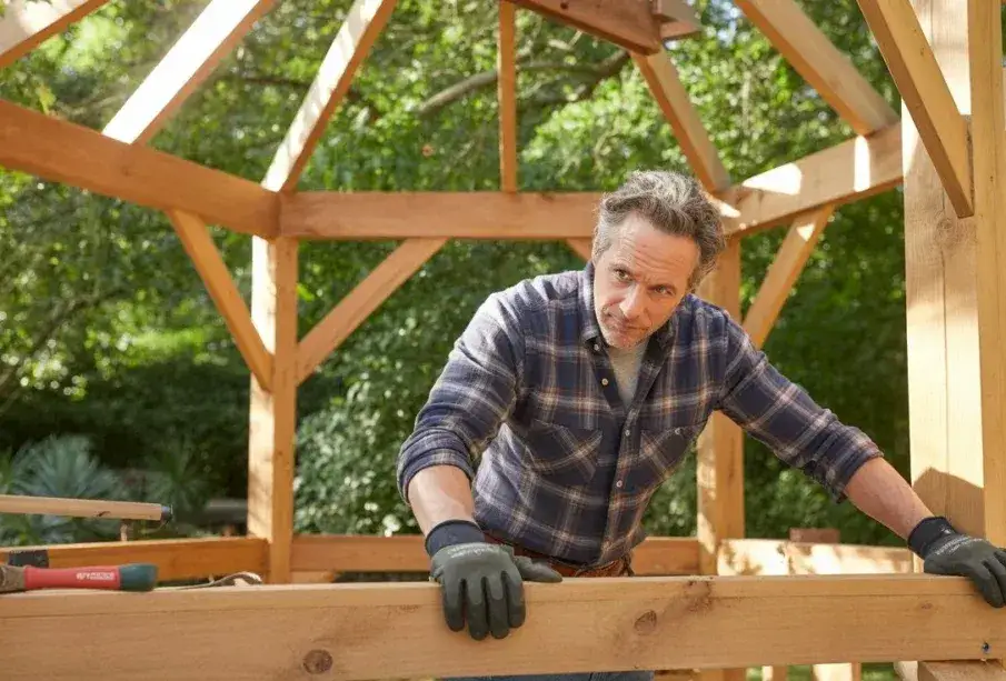 Budowa altany krok po kroku: Poradnik DIY 2026