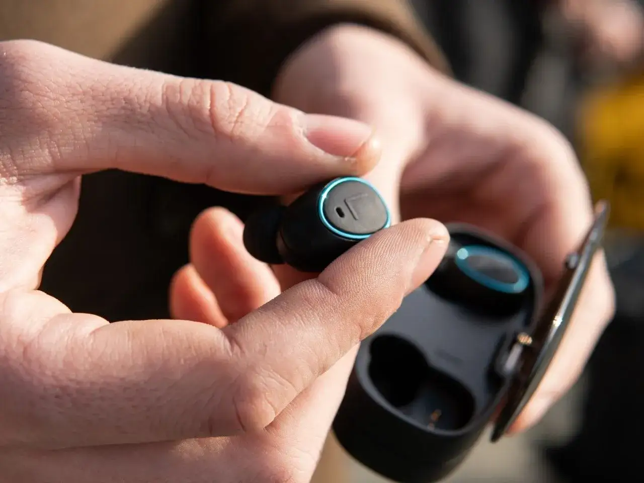 Jak ładować słuchawki bezprzewodowe JBL - uniknij problemów z baterią