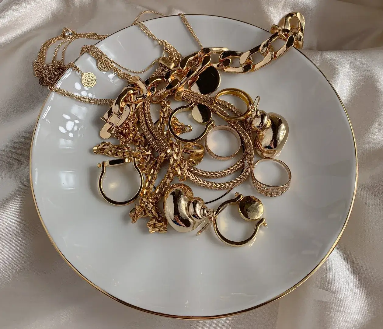 Złoto czy srebro typ urody: wybierz idealną biżuterię dla siebie