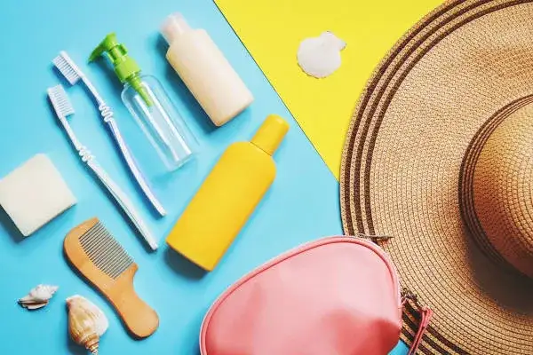 Jakie kosmetyki na wakacje? Niezbędne produkty na letni wyjazd