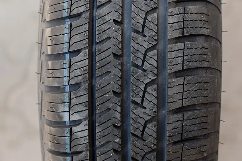 Opona kierunkowa czy asymetryczna - która zapewni lepsze bezpieczeństwo?