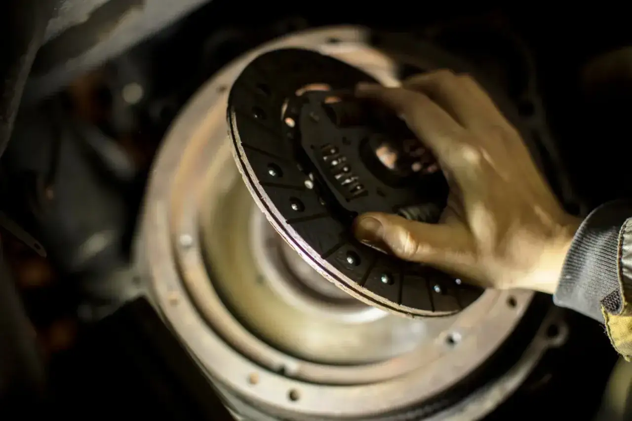 Wysprzęglik sprzęgła: Rozpoznaj objawy, zanim będzie za późno!