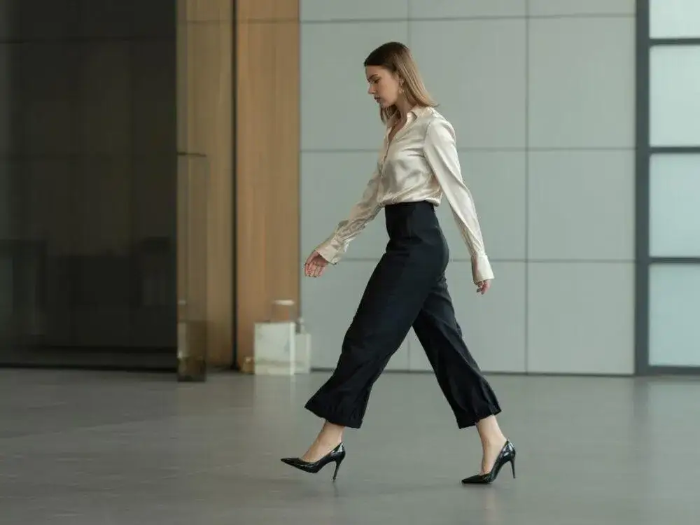 Jak chodzić w szpilkach? Sekrety pewnego kroku i elegancji