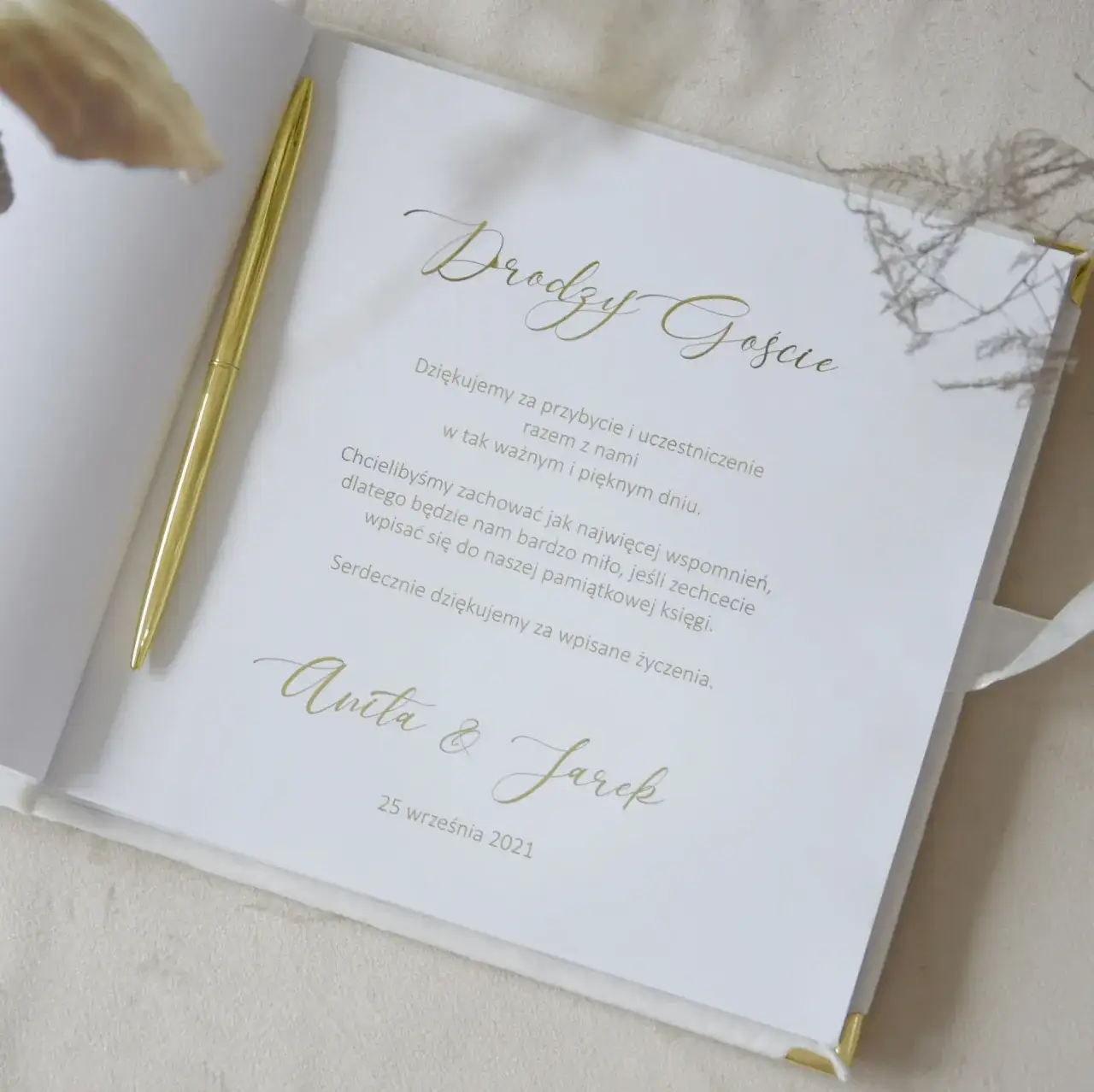 Co wpisać do księgi gości weselnych od rodziców, by wzruszyć?