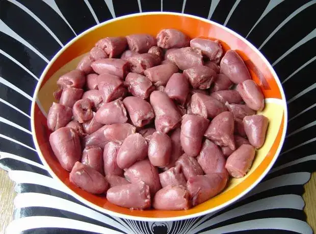 Aromatyczne serca drobiowe według Okrasy – prosty przepis na obiad