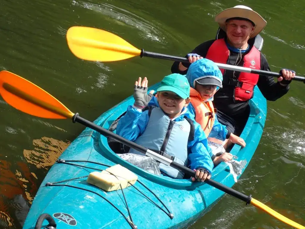 Spływ kajakowy z dziećmi – jak zapewnić bezpieczeństwo i radość