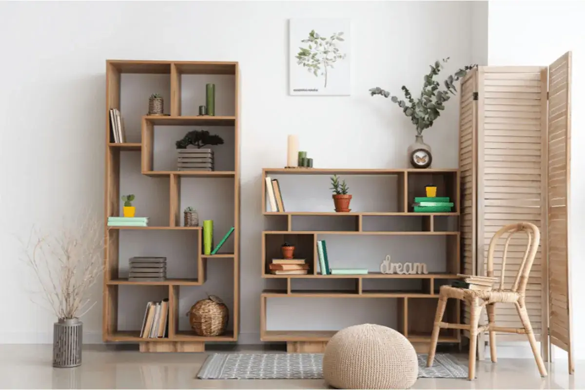 Jak odnowić stary segment pokojowy? Nowoczesne, drewniane regały z dekoracjami i książkami.