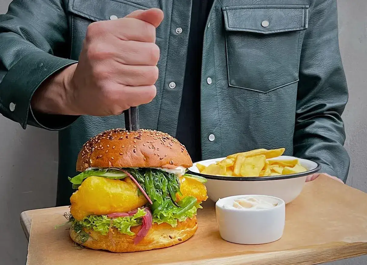 Co możemy znaleźć w burgerze? Odkryj nieznane składniki i wariacje