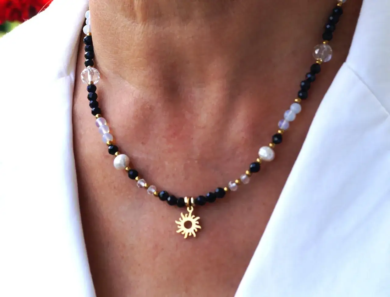 Moc czarnych kamieni: co symbolizuje Twój naszyjnik?